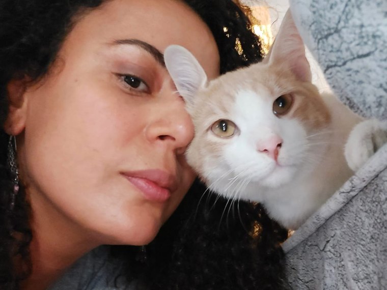 Abeer, joue contre joue avec son chat Prune